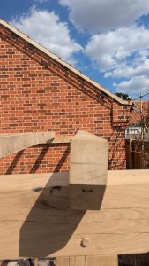 Comparison of twisted oak beam without lattice versus a stable oak pergola roof reinforced with oak battens.