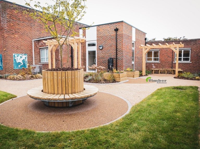 Archway Oak Pergola – A breathtaking garden structure featuring intricate details, adding a touch of elegance to outdoor landscapes