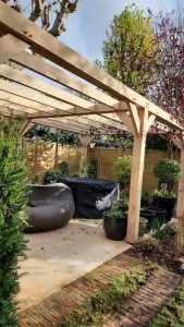 Modern-style oak pergola with a minimalist design and sturdy oak beams