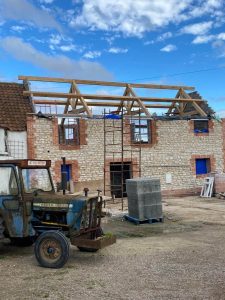 Traditional tie beam truss with horizontal support.