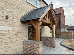 Oak porch with two front legs, providing a simple yet elegant entrance structure
